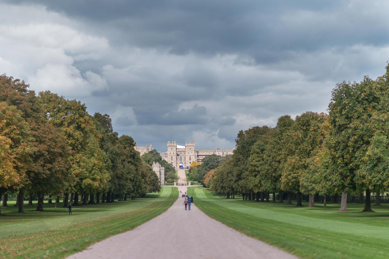 Central Windsor Apartment Facing The Castle Exterior foto