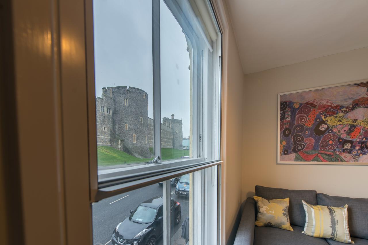 Central Windsor Apartment Facing The Castle Exterior foto