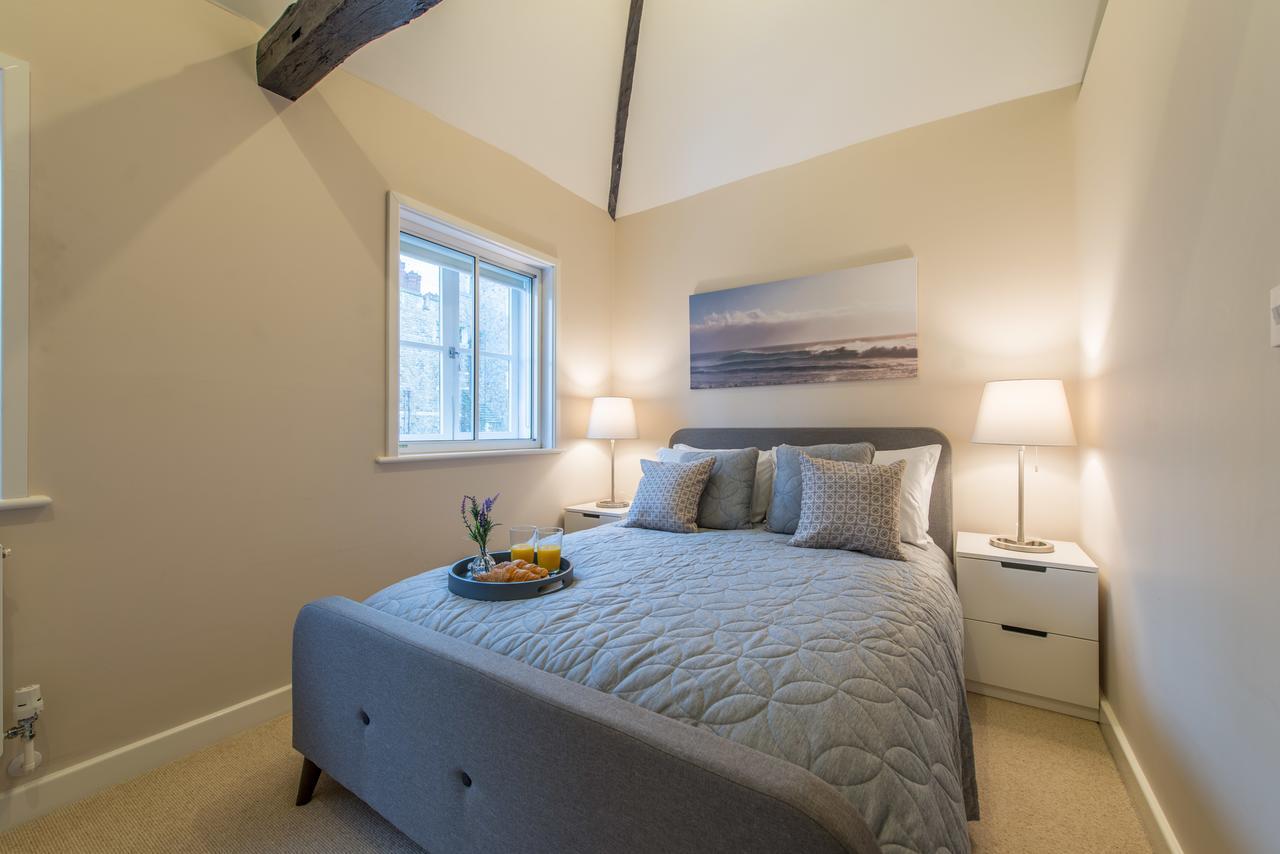 Central Windsor Apartment Facing The Castle Exterior foto